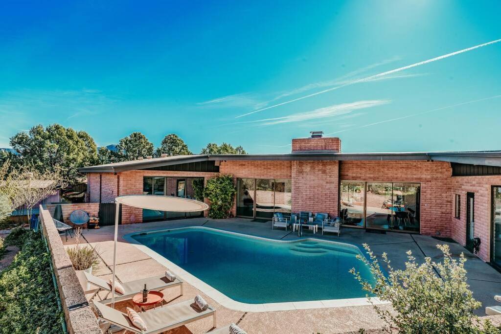 Holiday home Jacuzzi, Walk To Trails, Stunning Views, Mid-century Modern,pool *