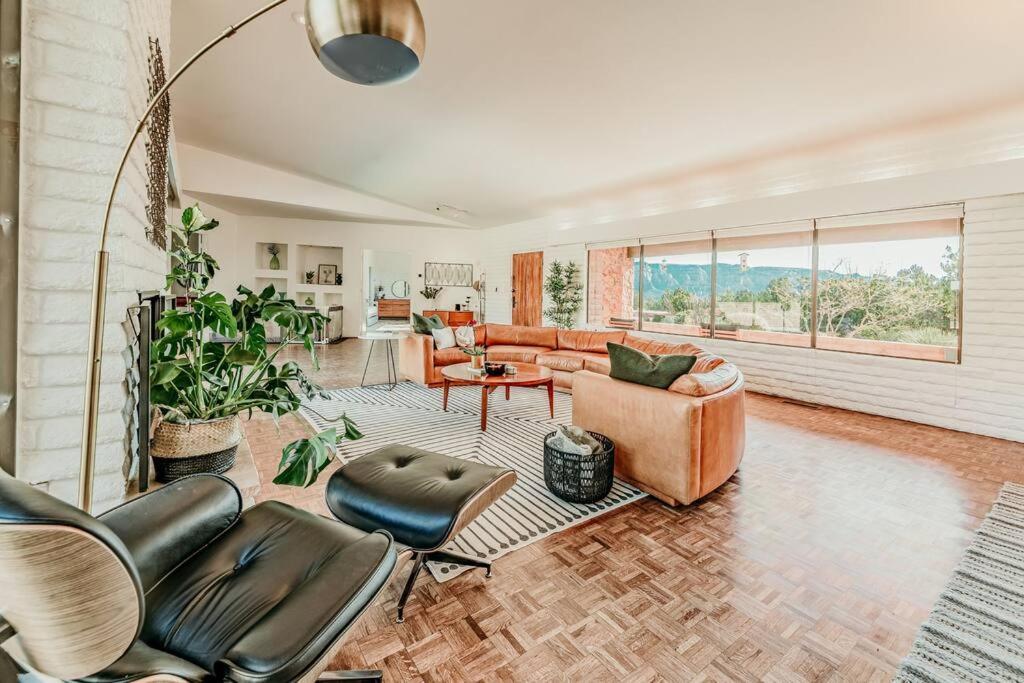 Jacuzzi, Walk To Trails, Stunning Views, Mid-century Modern,pool Holiday home