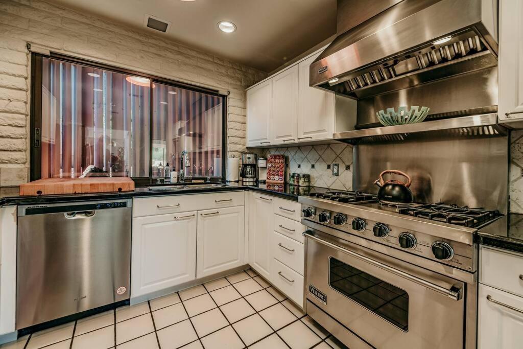 Holiday home Jacuzzi, Walk To Trails, Stunning Views, Mid-century Modern,pool