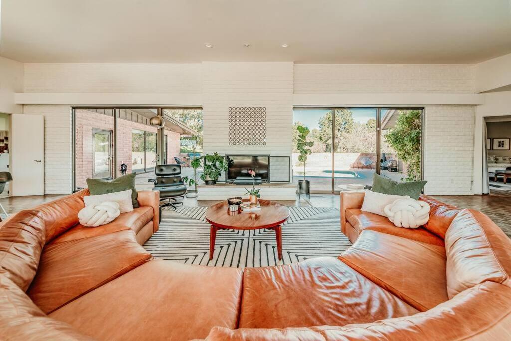 Holiday home Jacuzzi, Walk To Trails, Stunning Views, Mid-century Modern,pool *