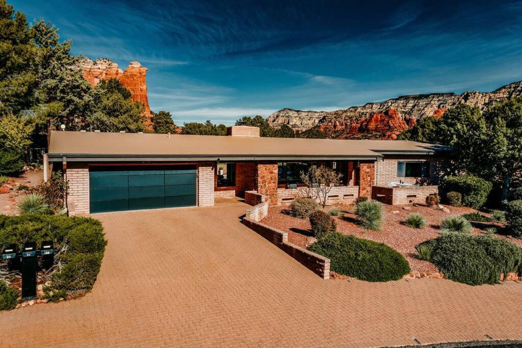 Holiday home Jacuzzi, Walk To Trails, Stunning Views, Mid-century Modern,pool *