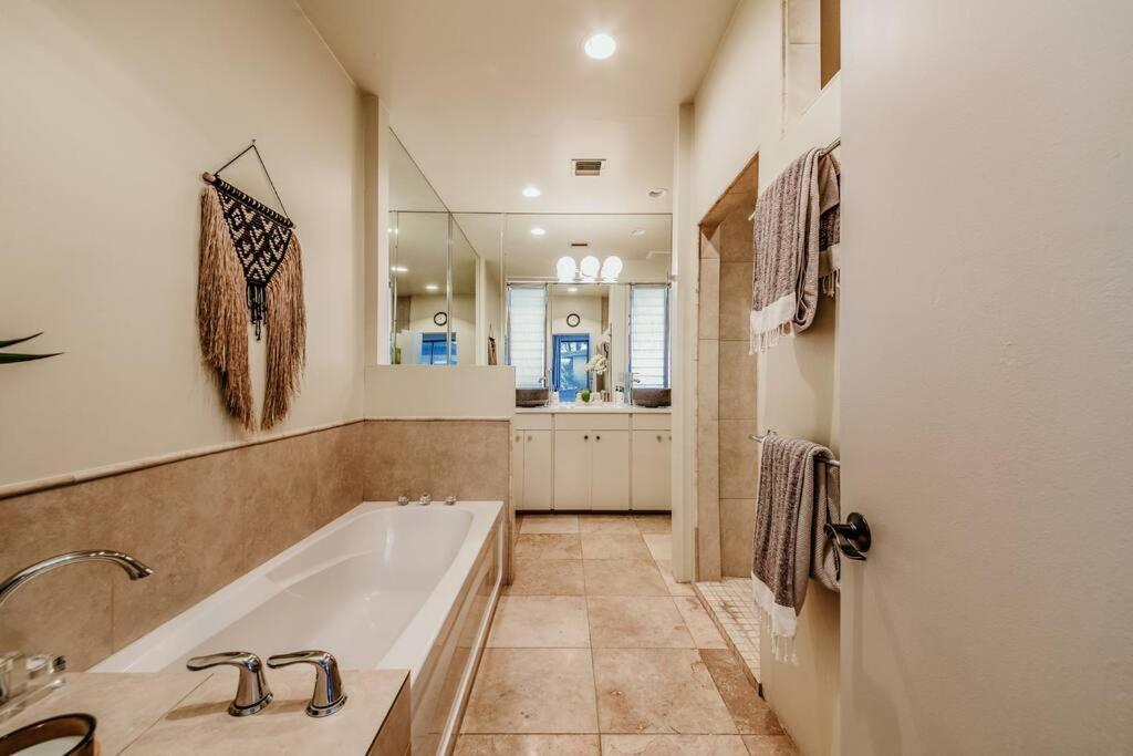 Holiday home Jacuzzi, Walk To Trails, Stunning Views, Mid-century Modern,pool *