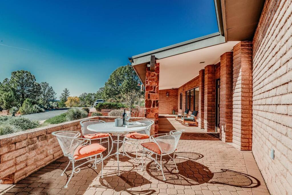 Holiday home Jacuzzi, Walk To Trails, Stunning Views, Mid-century Modern,pool *