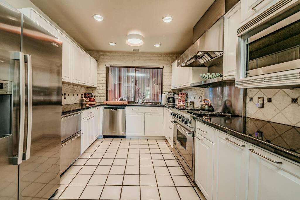Holiday home Jacuzzi, Walk To Trails, Stunning Views, Mid-century Modern,pool