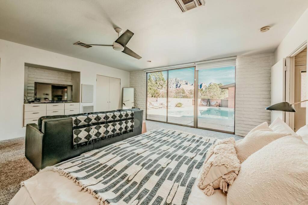 Holiday home Jacuzzi, Walk To Trails, Stunning Views, Mid-century Modern,pool *